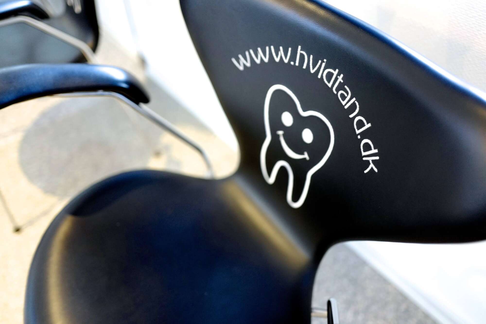 Tandplejer undersøger tandkød hos Hvidtand